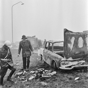 128617 Afbeelding van een verongelukte en uitgebrande auto bij het verkeersplein Oudenrijn te Utrecht.